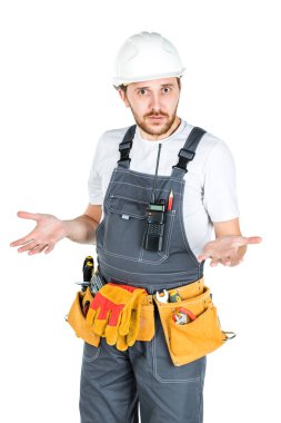Bir oluşturucu ya da koruyucu kask bir çalışan şaşırır. Beyaz arka plan üzerinde yalıtılmış
