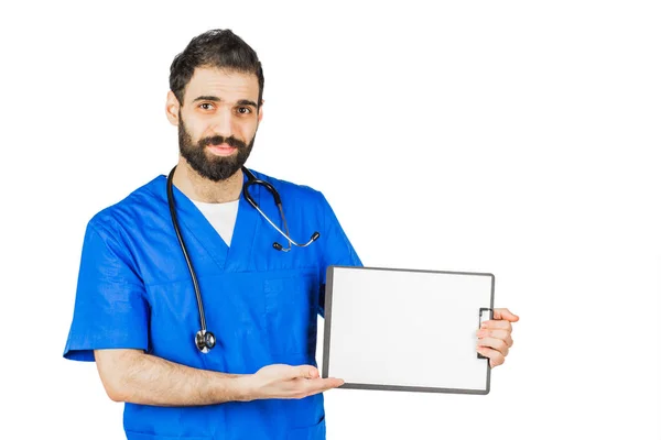 Doctor en bata azul con estetoscopio apuntando a la isola del portapapeles — Foto de Stock