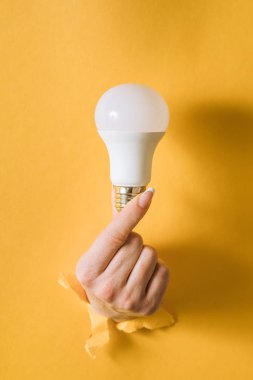 Bir ampul sarı ba delikten kırılma tutan el