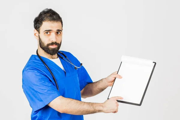 Medico Vestaglia Blu Con Stetoscopio Che Punta Agli Appunti Isolato — Foto Stock