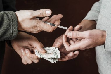 Doz kokain ya da kahraman ya da başka bir narkotik uyuşturucu satıcısından satın para ile bağımlısı adamın elini. İlaç kötüye kullanımı ve trafik kavramı.