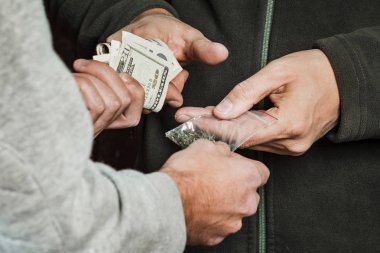 El uyuşturucu bağımlısı para ile esrar bir doz bir ilaç alıyor.