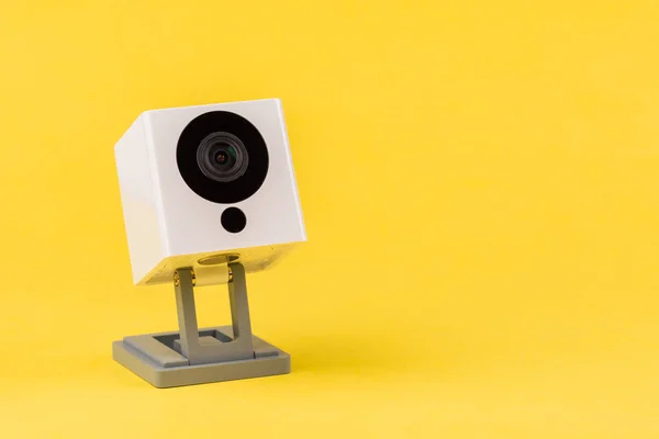 Webcam white on a yellow background, object, Internet, technolog — Stock Photo, Image