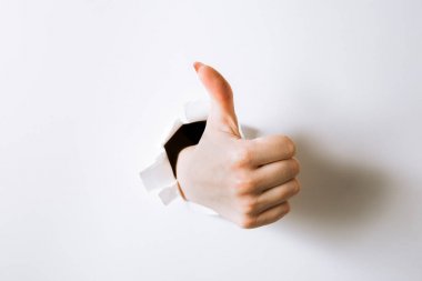 kızı elinden kağıtta Delme ve bir jest görüntülenir