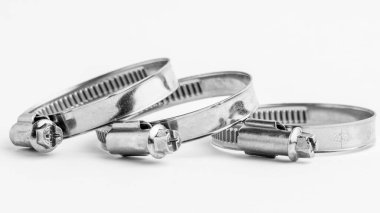 Beyaz bac izole hortum bağlantısı için farklı metal kelepçeler