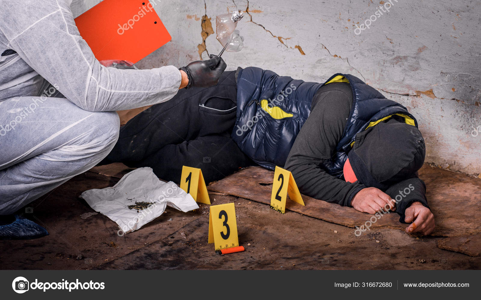 фотосъемка на месте преступления. крименалисты на местах пниступления. эксперт собирает доказательства. следы мочи на месте преступления. предметы на месте преступления.