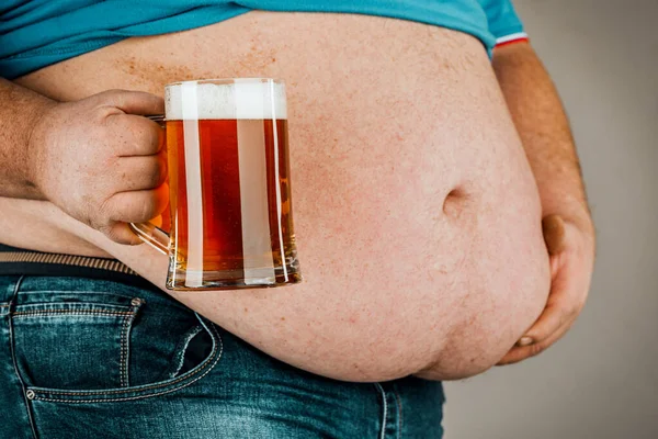 Vientre gordo debido a comida chatarra o bebida de cerveza. El concepto de malnutr —  Fotos de Stock