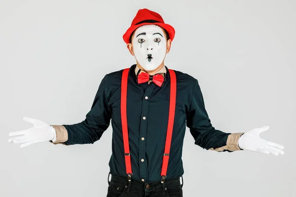Närbild porträtt av en clown, Mime, på en vit bakgrund. — Stockfoto