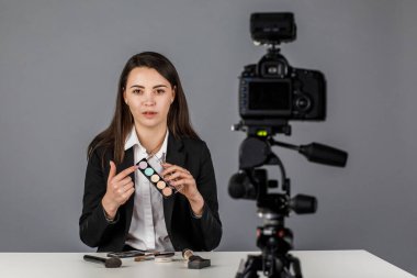 Genç güzel kadın profesyonel blogger paylaşmak için video yazıyor