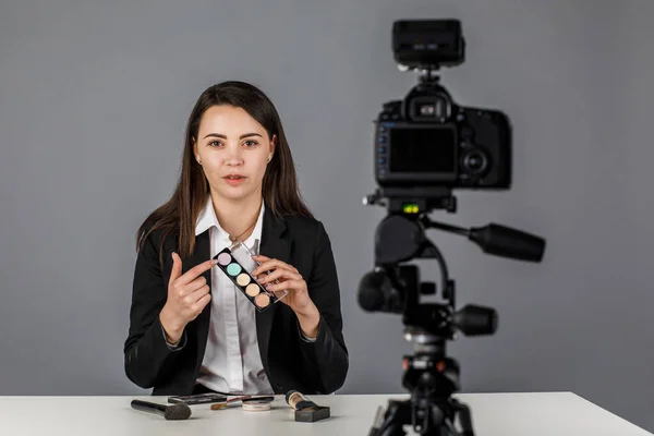 Jovem mulher bonita blogueiro profissional escreve vídeo para compartilhar — Fotografia de Stock