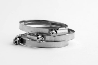 Beyaz bac izole hortum bağlantısı için farklı metal kelepçeler