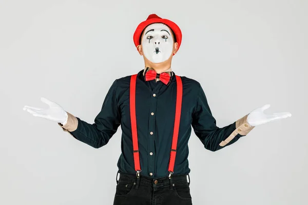 Retrato de cerca de un payaso, MIME, sobre un fondo blanco . —  Fotos de Stock