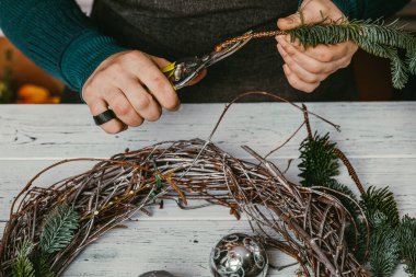 Kadın Çiçekçi Çiçek Dükkanı Noel çelenk yapma