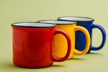 Demir kupa, yeşil arka planda.