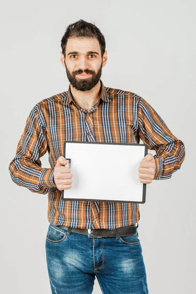 Retrato de un hombre árabe sosteniendo un panel blanco en blanco con espacio f —  Fotos de Stock