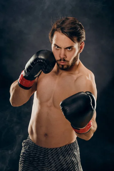 Shirtloze bokser met handschoenen op donkere achtergrond in rook — Stockfoto