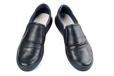 Beyaz arka planda mavi erkek ayakkabıları