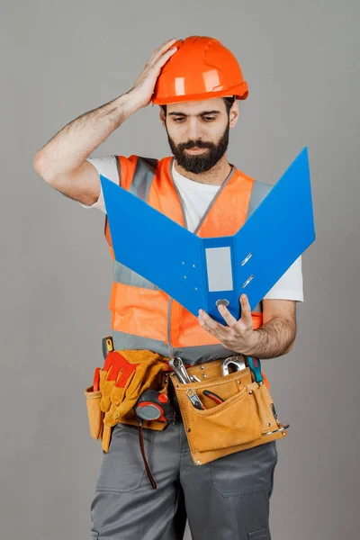 Construtor ou trabalhador em um capacete protetor com desenhos em sua ha — Fotografia de Stock