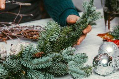 Kadın Çiçekçi Çiçek Dükkanı Noel çelenk yapma