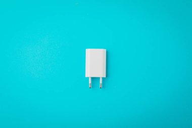 mavi arka planda beyaz telefon kablosu.