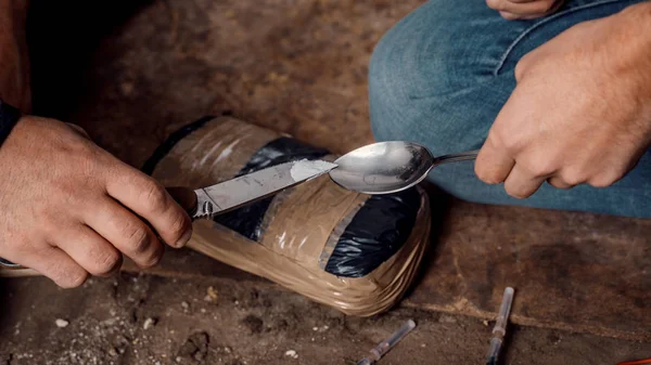 Two shabby  men preparing drug injection in slums — Stock Photo, Image