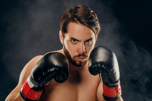 Boxeador sin camisa con guantes sobre fondo oscuro en humo — Foto de Stock