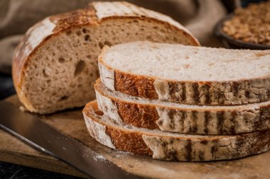 Tahta bir tahtanın üzerinde taze pişmiş ekmek parçaları.