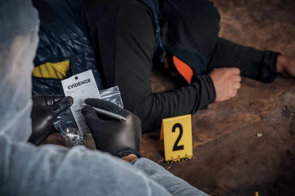 An expert is gathering evidence at a crime scene. The law and th — Stock Photo, Image
