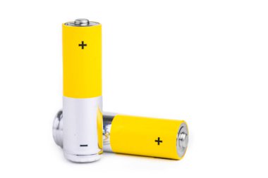 Beyaz arkaplanda AA alkali piller.