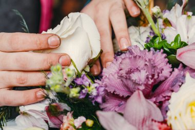 İşteki çiçekçi farklı modern bir buket yapar. 