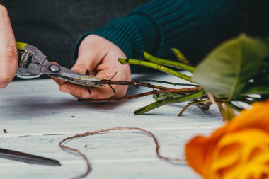 İşteki çiçekçi farklı modern bir buket yapar. 