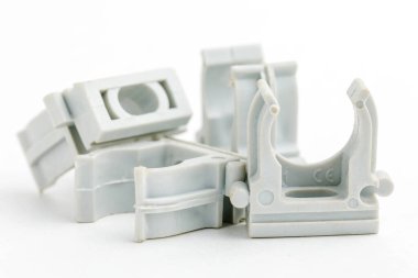 Beyaz plastik klipsler.