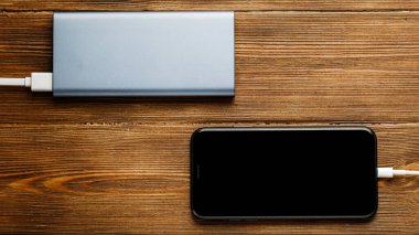 Power Bank ile Usb kablosu üzerinden şarj akıllı telefon.