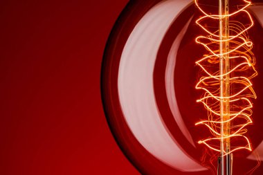 Kırmızı arka planda retro lamba. Elektrik kavramı