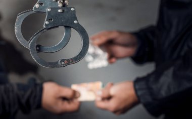 Polis memuru ve adam uyuşturucu bulundurmaktan tutuklandı