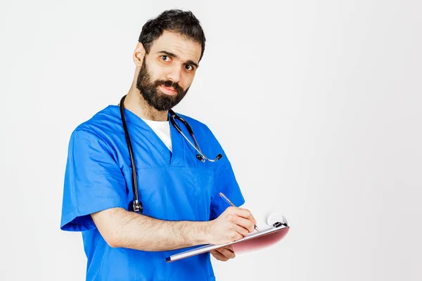 Medico di mezza età in uniforme blu su sfondo bianco spettacolo — Foto Stock