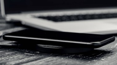 yakın çekim telefon radyo fiyat istemek aygıt üzerinde şarj.