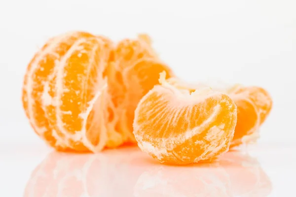 Geschälte Mandarine isoliert auf weißem Hintergrund — Stockfoto