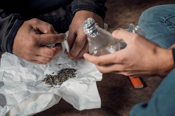 Dois homens pobres preparando a injeção de drogas em favelas — Fotografia de Stock