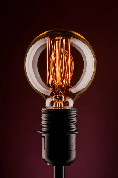Retro lampa na czerwonym tle. Pojęcie energii elektrycznej — Zdjęcie stockowe