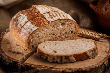 Tahta bir tahtanın üzerinde taze pişmiş ekmek parçaları.