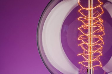 Eflatun arka planda retro lamba. Elektrik kavramı.