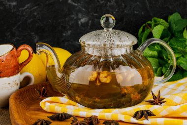 Limonlu çay, ceviz ve nane.