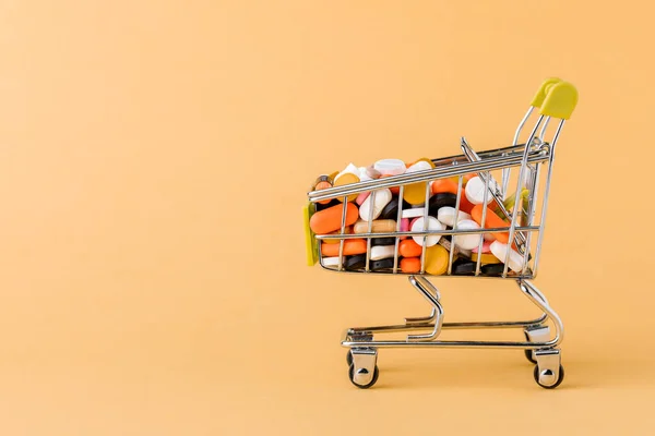 Comprimidos Carrinho Compras Fundo Amarelo Conceito Compra Drogas Preços Para — Fotografia de Stock