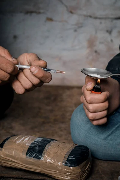 Dos Hombres Miserables Que Preparan Inyección Drogas Los Barrios Pobres — Foto de Stock