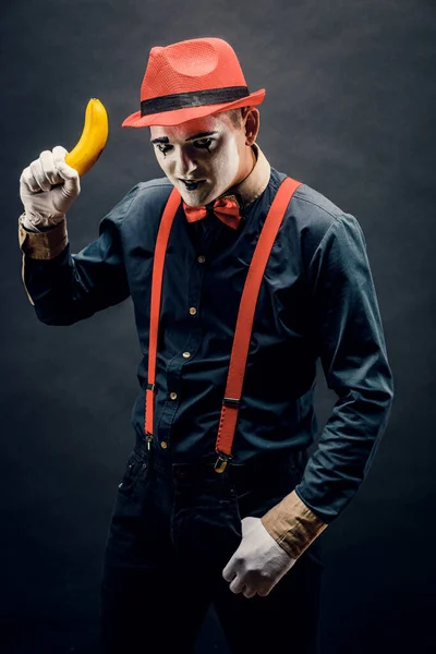 Retrato Mim Forma Criminoso Bandido Raça Bandidos Mantenha Banana Forma — Fotografia de Stock