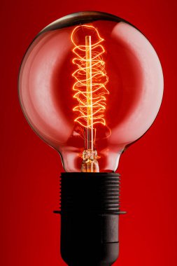 Kırmızı arka planda retro lamba. Elektrik kavramı.