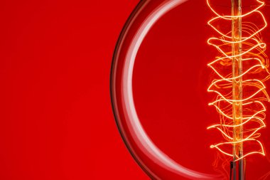 Kırmızı arka planda retro lamba. Elektrik kavramı.