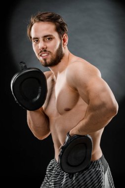 Boksör, kameraya öfkeyle bakan bir dövüşçü. Siyah arka planda izole edilmiş beyaz erkek fitness modeli.