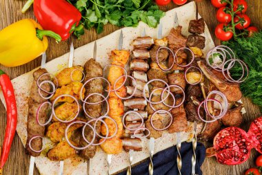 farklı türde et ve soğan ve hamurla şişlenir..